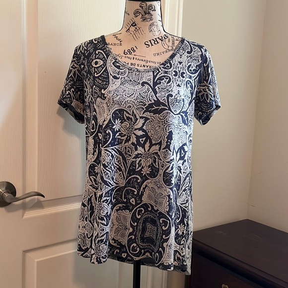 LuLaRoe Classic T - Size Small. Jacquard material - Picture 2 of 12